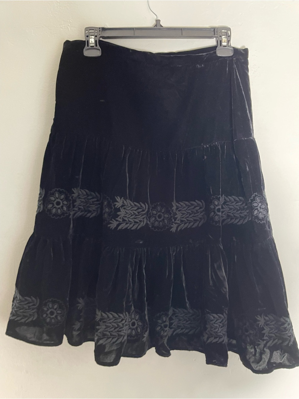 BCBG Max Azria Tiered Velvet Black Boho Embroidered Midi Skirt Sz. 4 - Picture 5 of 7